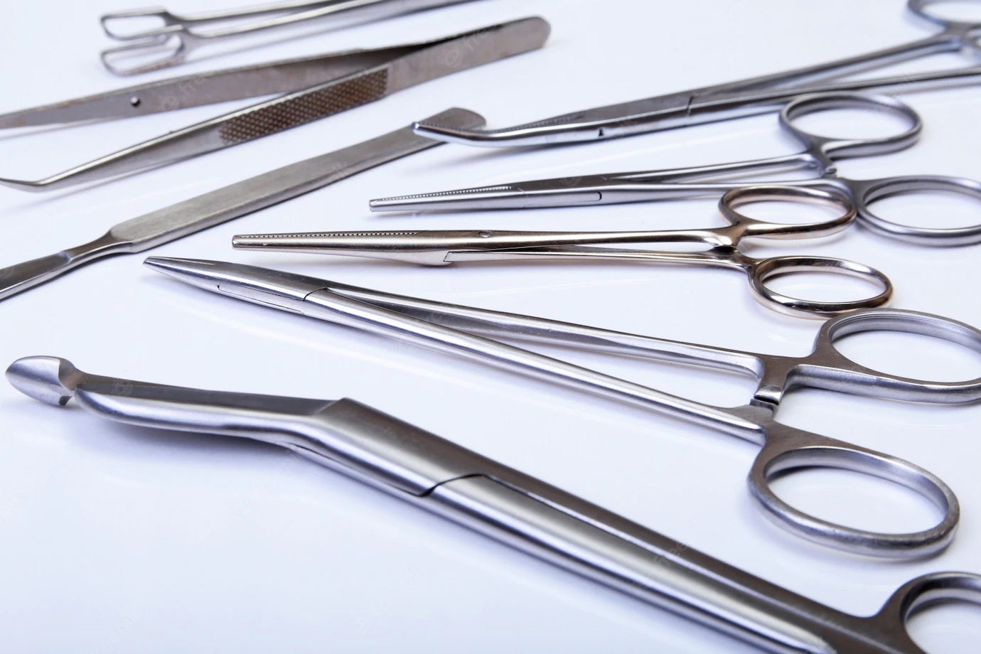 Difference between needle holder and hemostatic forceps